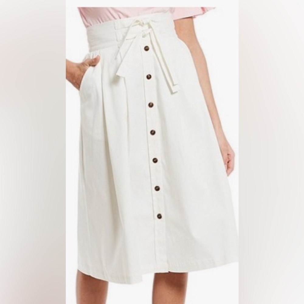 NWT Gianni Bini button up skirt with ties at waist. Ivory color. Size 10.